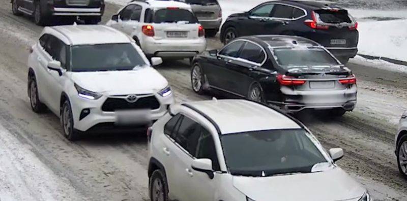 Авария на Коновальца и Новогоспитальной в Киеве - женщина дважды протаранила одну и ту же машину - видео - ТЕЛЕГРАФ