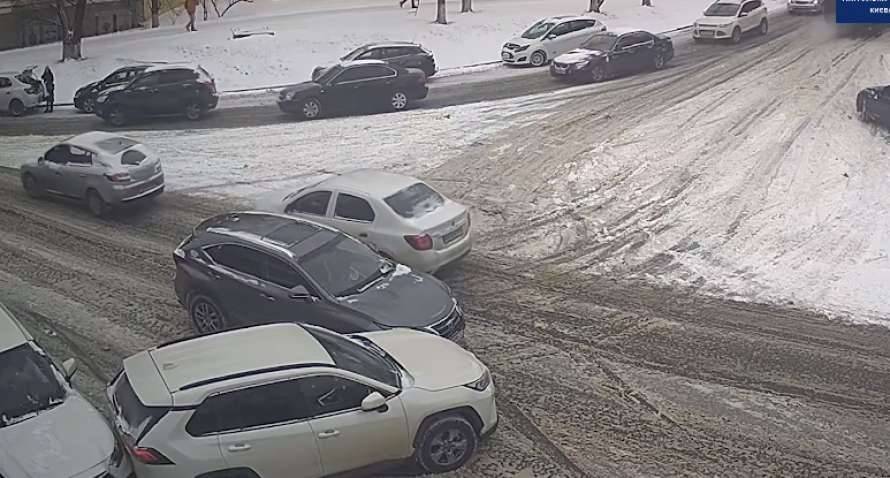 В центре Киева случилось необычное автопроисшествие (ВИДЕО)