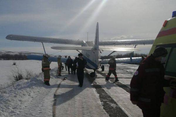 В Казахстане самолет с медиками экстренно сел на трассу: отказал двигатель