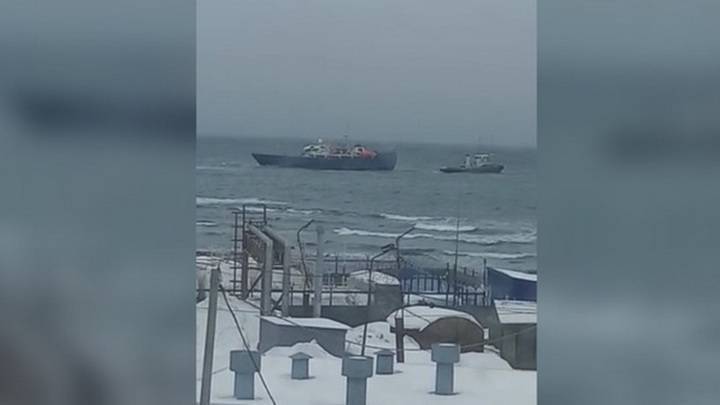 Корабль сел на мель при выходе из порта на Сахалине