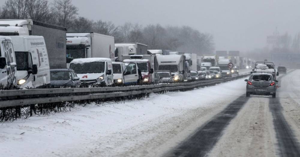Закрытые трассы, массовые аварии и большие пробки: непогода вторые сутки накрывает Украину