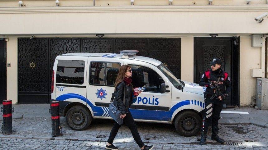 В Турции мужчина пытался убить начальника слюной больного COVID-19