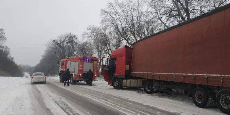 Снегопады в Украине: в каких областях ограничено движение транспорта