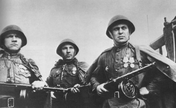 Какие воинские знаки обязаны были носить советские солдаты