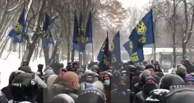 Избранный Юго-Востоком Украины Зеленский теперь заодно с «Нацкорпусом»