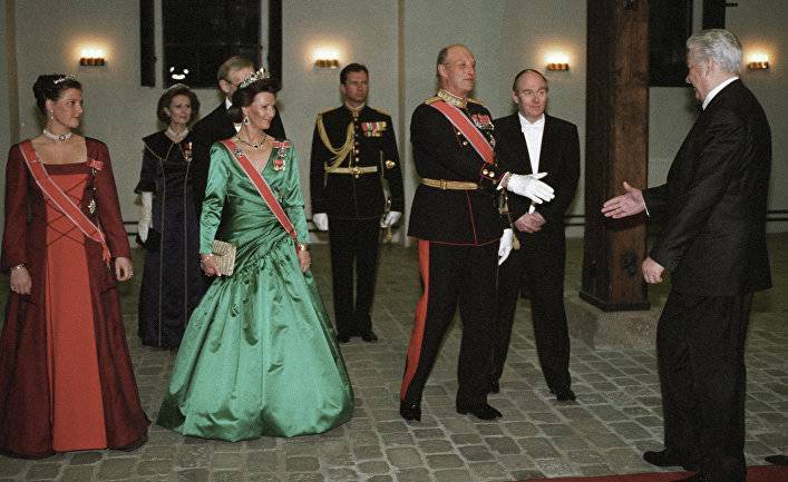 NRK (Норвегия): как отреагировала норвежская королева, когда президент России внезапно пригласил ее на вальс