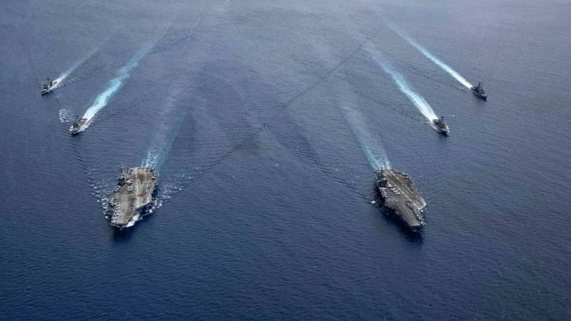 Две авианосных группы США провели учения в Южно–Китайском море