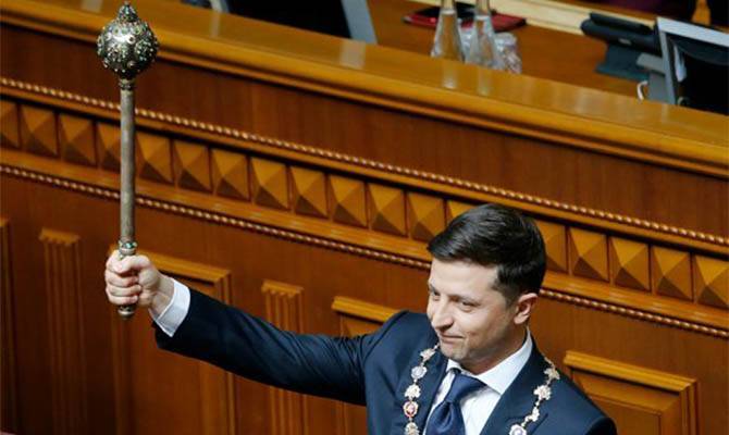 Почти половина украинцев выступают за отставку Зеленского