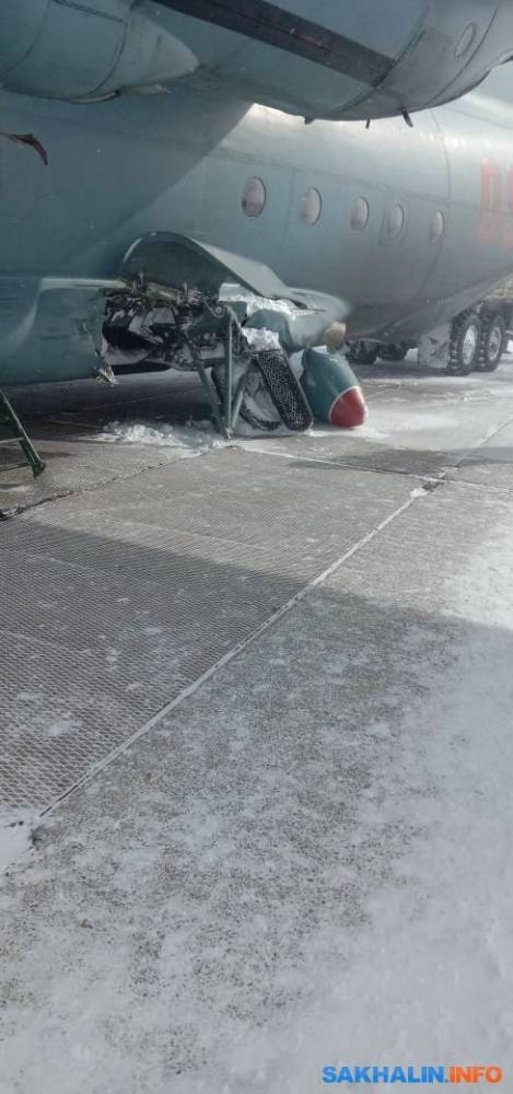 Военный самолет лишился стойки шасси во время посадки на Итурупе