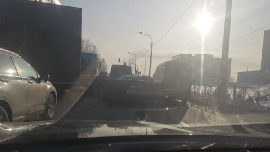 На юге Петербурга авария с большегрузом закрыла три полосы