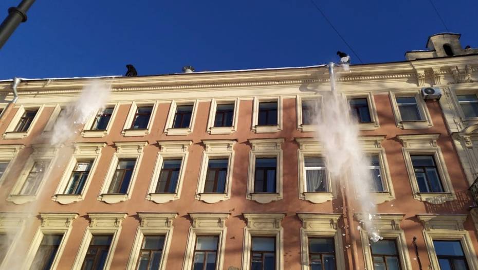 Все потенциально опасные крыши Петербурга очистят от снега за неделю