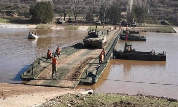 Греция насторожилась: турецкая армия отработала форсирование реки — видео