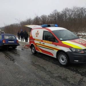 На трассе Запорожье-Донецк ВАЗ врезался в трактор: водителя доставали спасатели. Фотофакт