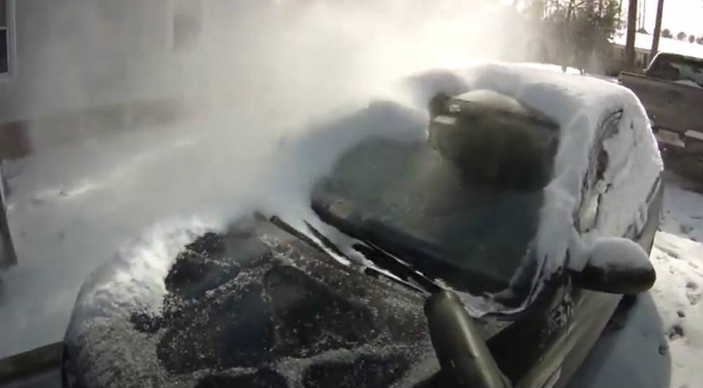 Очистка машины от снега: самый быстрый способ, видео