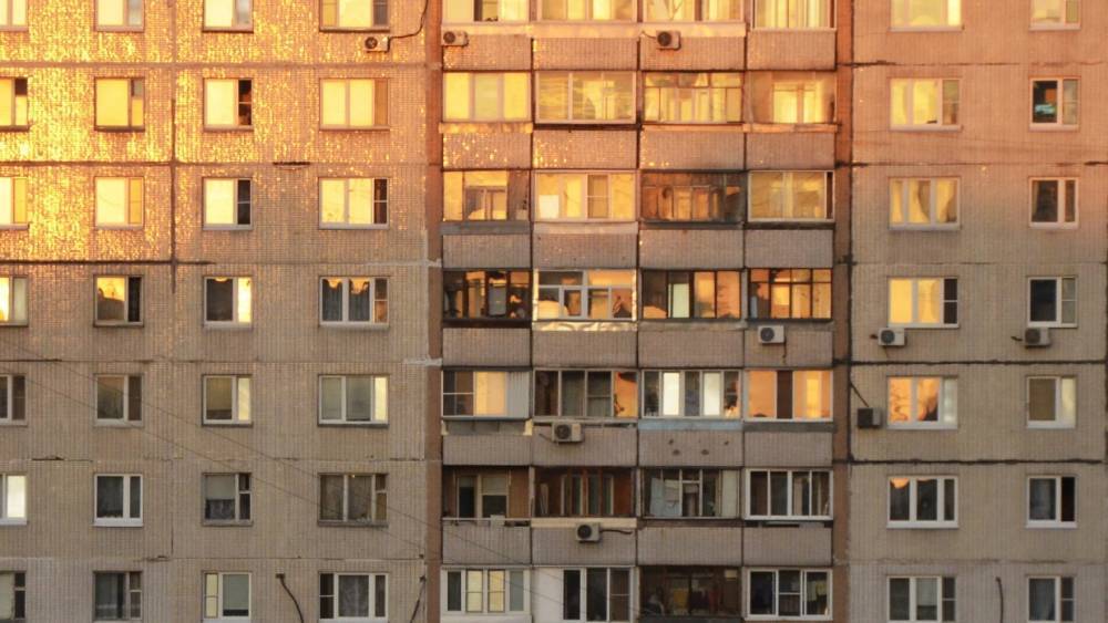 Тело девушки нашли под окнами многоэтажного дома в Воронеже