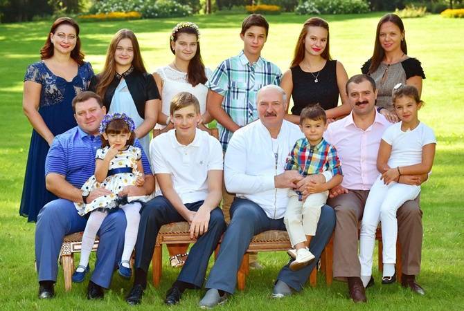 На новом сайте президента Беларуси разместили фото Лукашенко без усов и с семью внуками