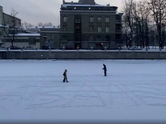Петербургские пожарные очистили лёд Фонтанки от имени Навального