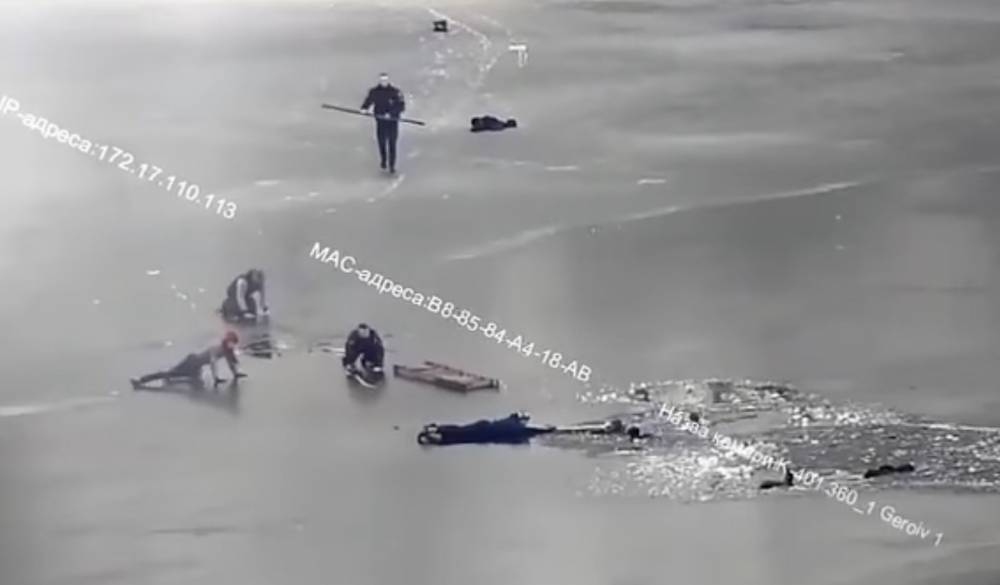 В Днепре 4 людей провалились под лед, их едва спасли патрульные: видео