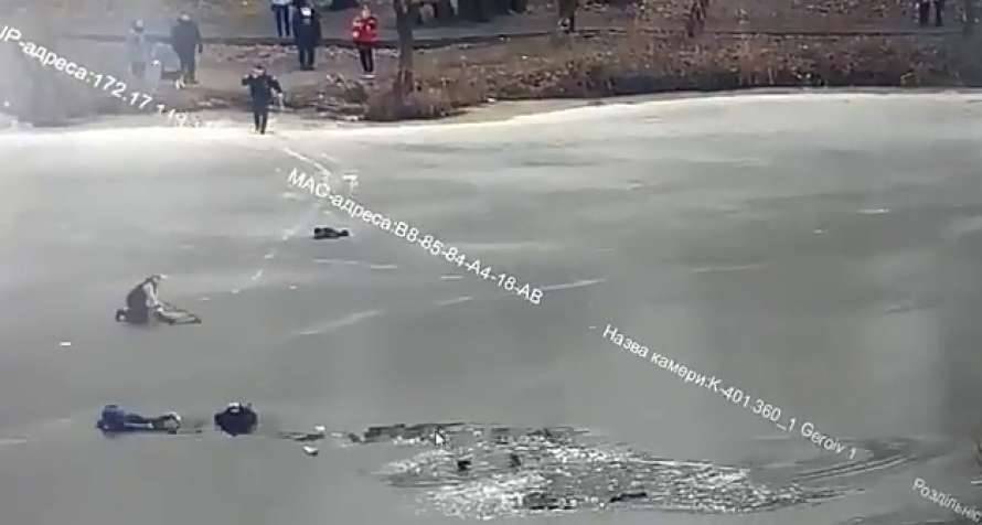 В Днепре четверо человек провалились под лед
