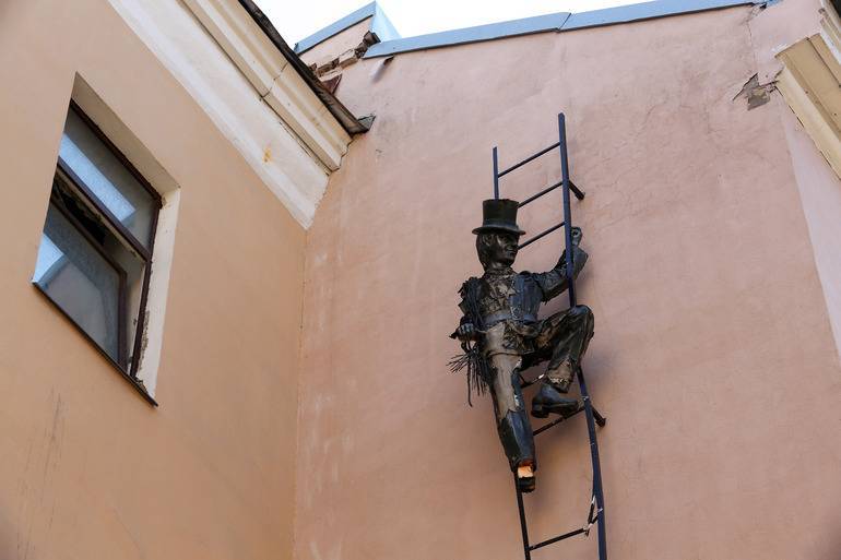 В Петербурге хотят заменить лишившуюся лица скульптуру трубочиста
