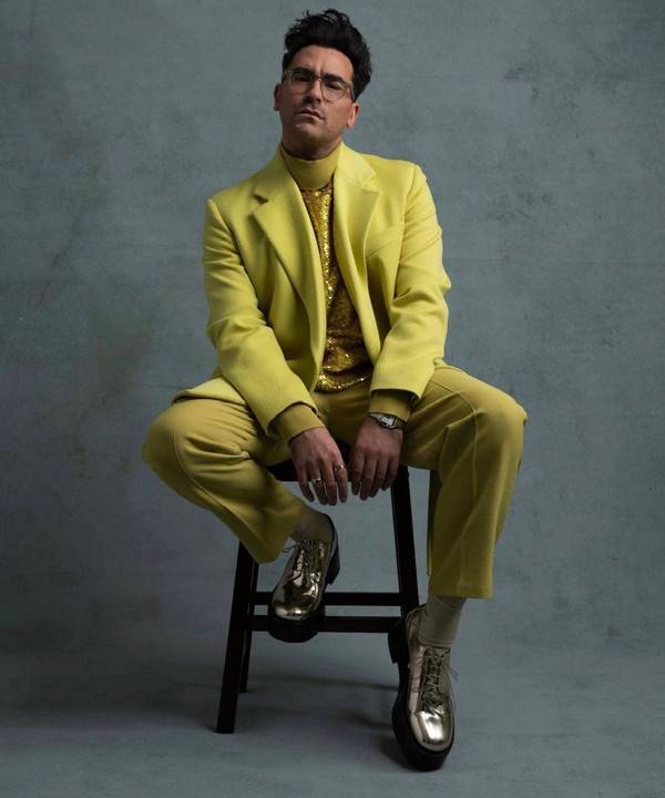 Роскошный мужской образ «Золотого глобуса-2021»: Дэн Леви в лаймовом костюме