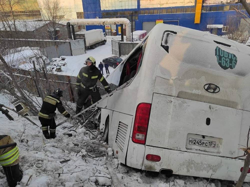 В Челябинске из-за столкновения легковушки и трактора пассажирский автобус улетел в кювет