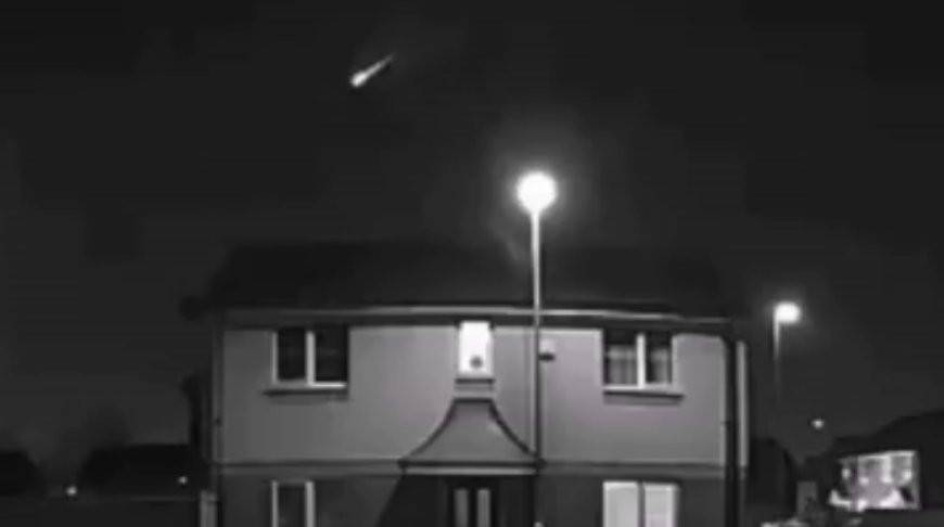 Яркий метеор взорвался в небе над Великобританией (Видео)
