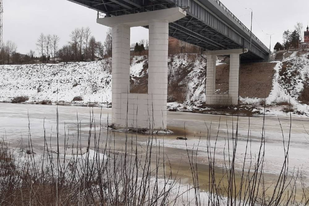 На льду под мостом в Тверской области лежит мужчина и не подает признаков жизни