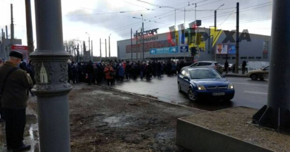 В Харькове рабочие завода вышли на протест и перекрыли улицу: появились фото, видео