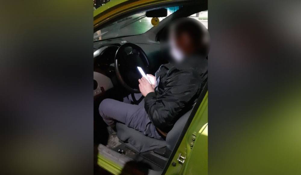 "Останови машину!": пьяный водитель такси едва не погубил пассажиров, видео