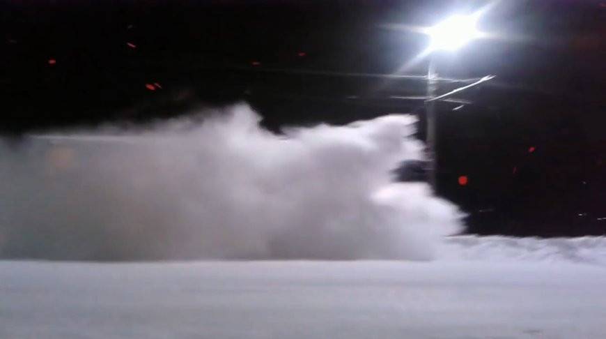 Для уборки снега с железной дороги в России привлекли "адский" трамвай (Видео)