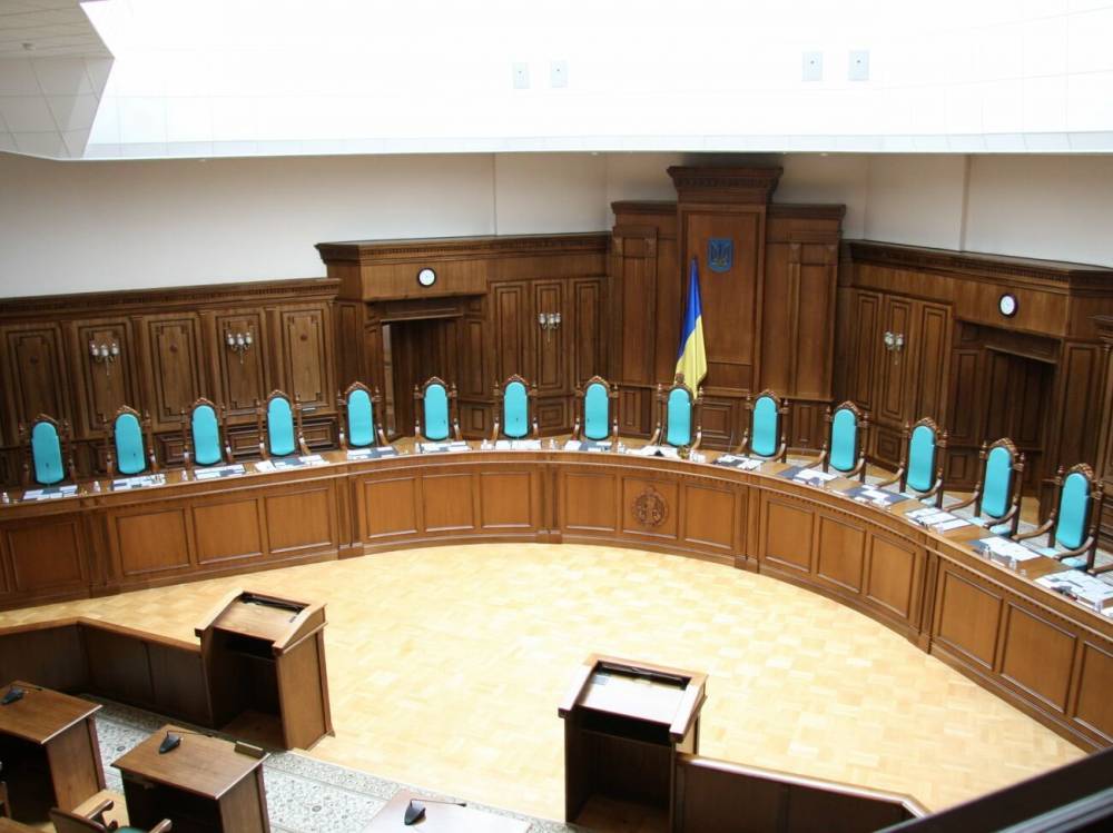 Зеленский заявил, что Конституционный Суд стал "синонимом недоверия" из-за некоторых судей