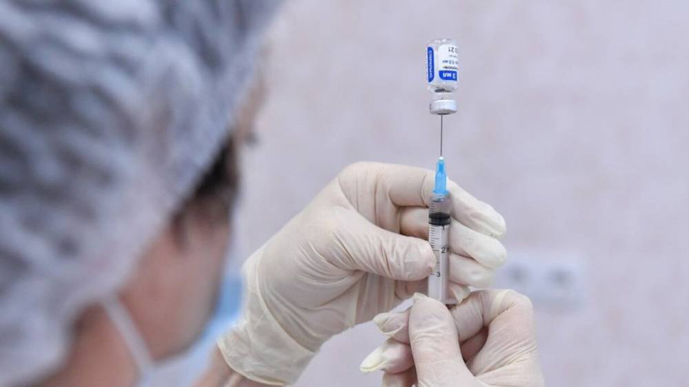 Эффективность российских вакцин от коронавируса оценили в Кремле