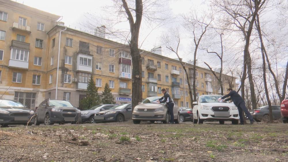 Мэрия Воронежа закупит камеры для борьбы с парковкой на газоне