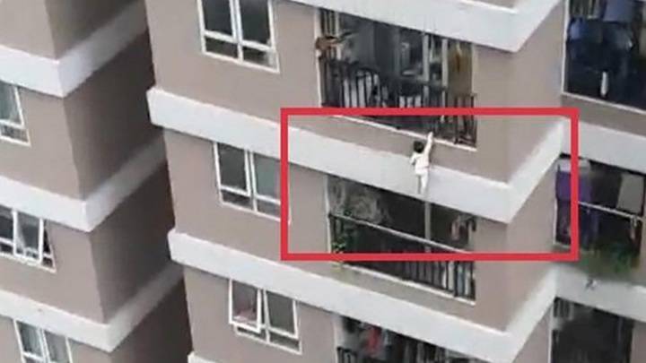 Водитель поймал выпавшую с 12-го этажа маленькую девочку