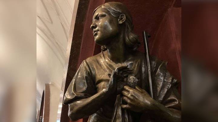 У статуи на станции "Площадь Революции" похитили палец
