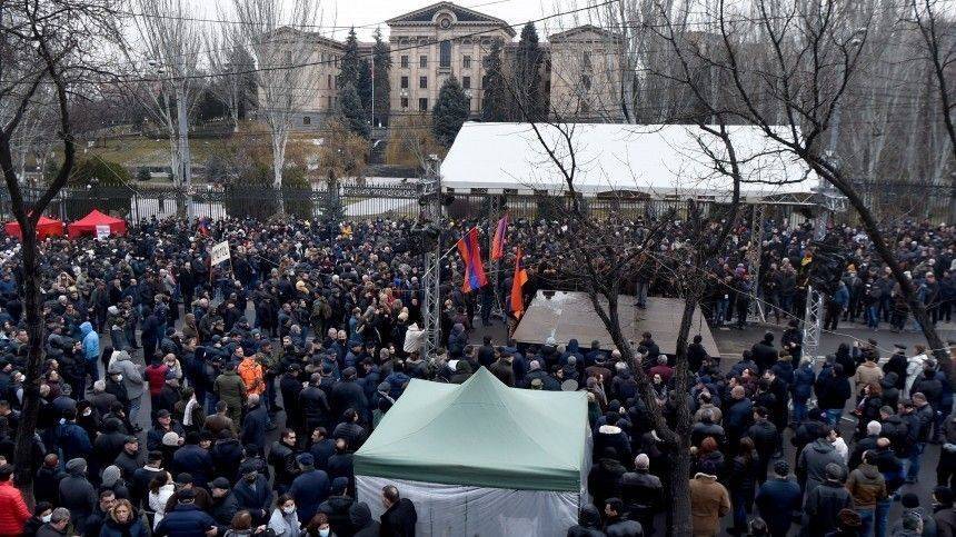Сторонники и противники Пашиняна собрались в Ереване