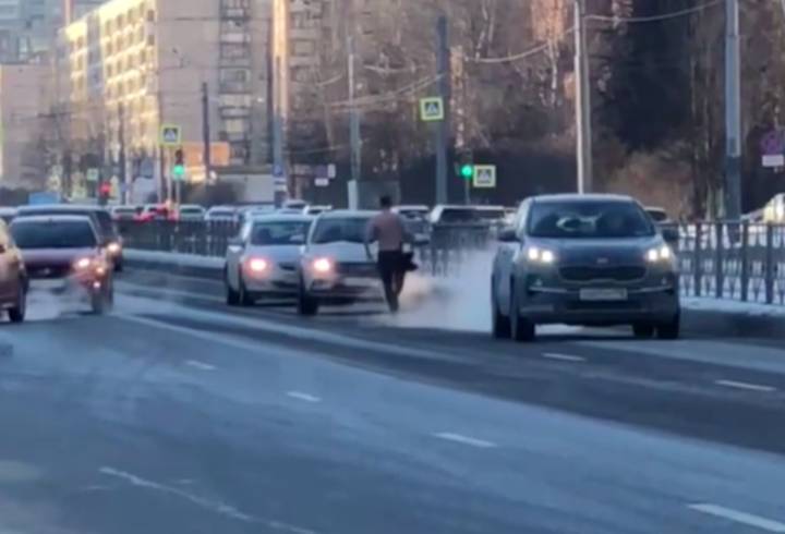 Неадекватный, но закалённый мужчина настойчиво пытался попасть под колёса в Петербурге