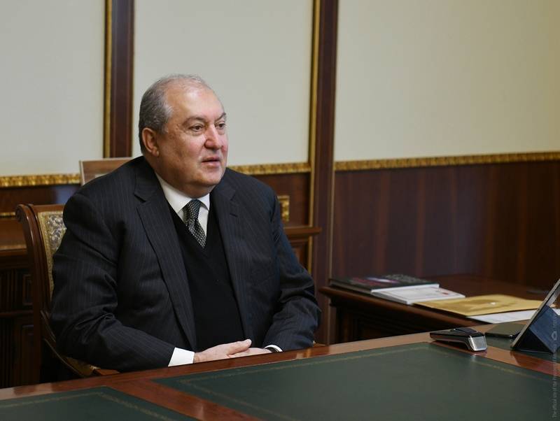 Президент Армении оспорил увольнение главы генштаба в Конституционном суде