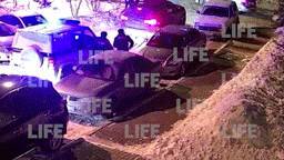 Полиция с приключениями задержала красноярца, устроившего бой с лифтом: он успел протаранить чужое авто — видео