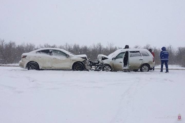 Водитель ВАЗа погиб в ДТП с Mazda на трассе в Волгоградской области