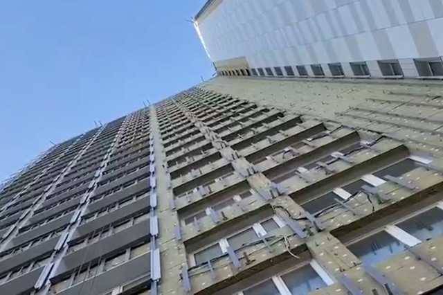 В Киеве 14-летняя девочка позвонила маме и спрыгнула с 18 этажа