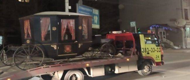 Курьез на дороге: в Киеве эвакуатор перевозил «королевскую» карету