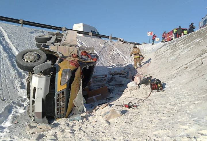 На Мурманском шоссе спасатели помогли водителю грузовой машины после ДТП