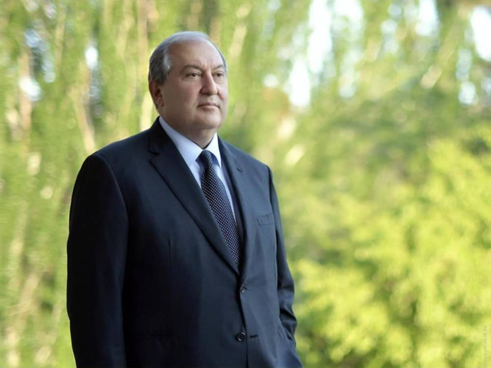 Президент Армении обратился в конституционный суд после заявления Пашиняна об увольнении главы Генштаба