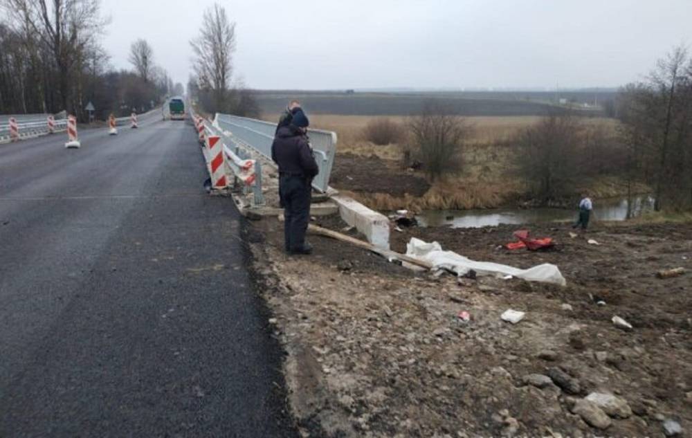 Женщина с детьми упала в реку с моста из-за пьяного водителя: кадры происшествия на Одесчине