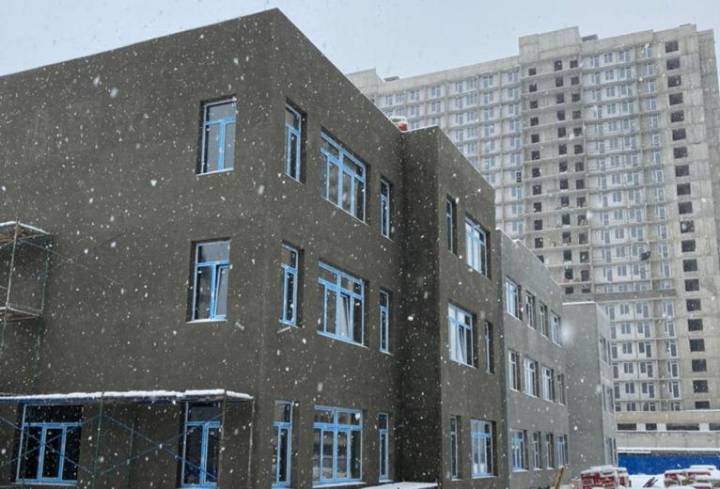 Строители детского сада в Кудрово завершают утепление и оштукатуривание фасада