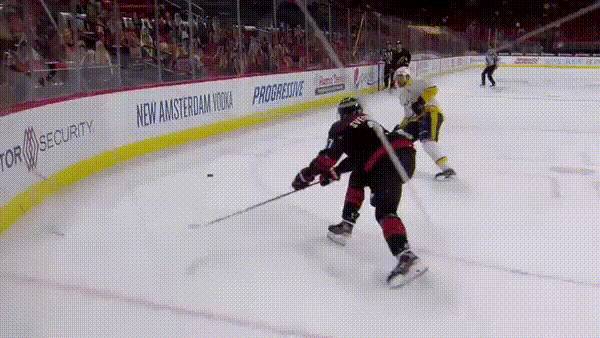 Шведский хоккеист жёстко ударил россиянина локтем в голову во время матча НХЛ