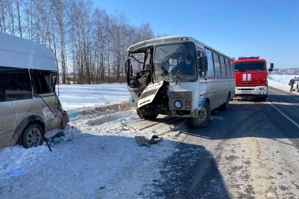 4 человека пострадали в ДТП с двумя автобусами на дороге Алексин - Железня под Тулой