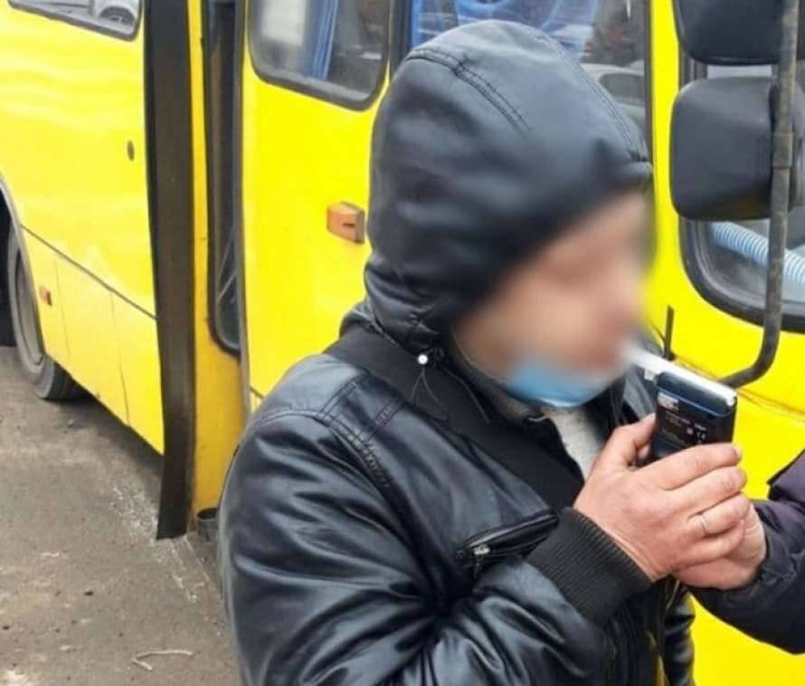 В Киеве пьяный водитель управлял неисправной маршруткой